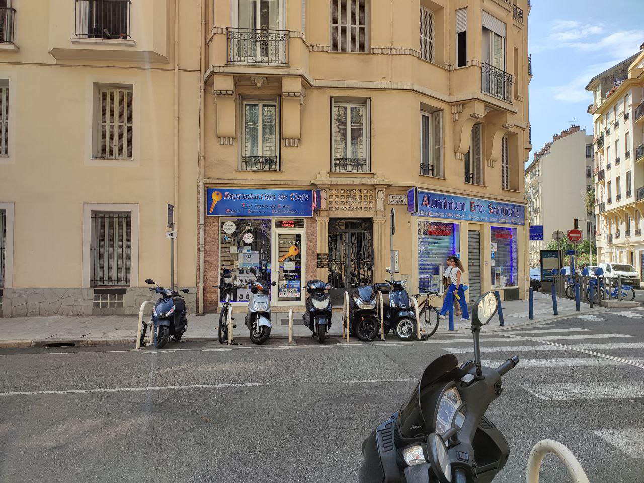 Добрый день Кто знает где можно сделать дубликат ключей в Ницце? Больше ...